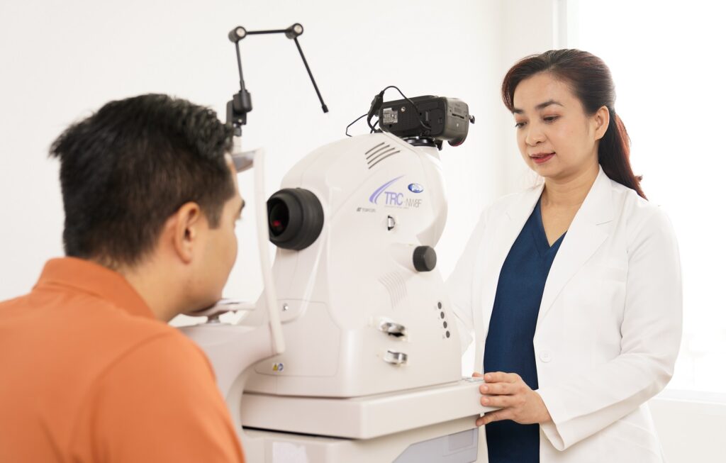 Prima Saigon khám tư vấn Lasik cho khách hàng