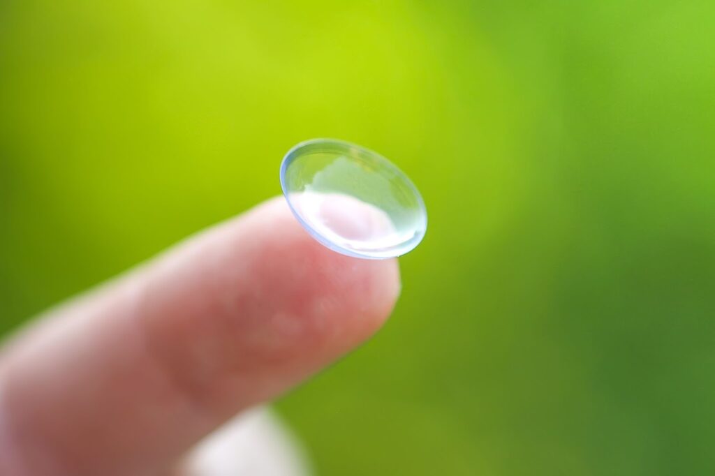 Prima Saigon Tips: Do not use contact lenses for longer than recommended (no more than 8 hours per day).