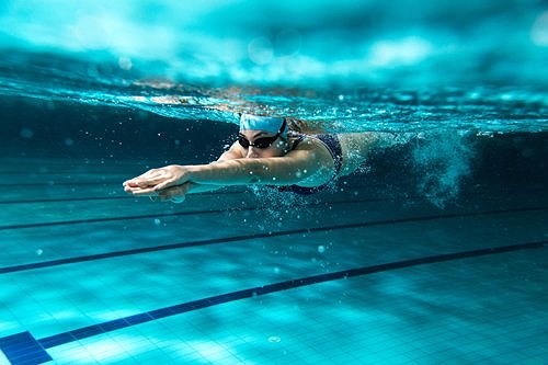 Sau 4 tuần là người bệnh có thể đi bơi nhưng cần phải sử dụng kính bơi để bảo vệ mắt khỏi viêm nhiễm