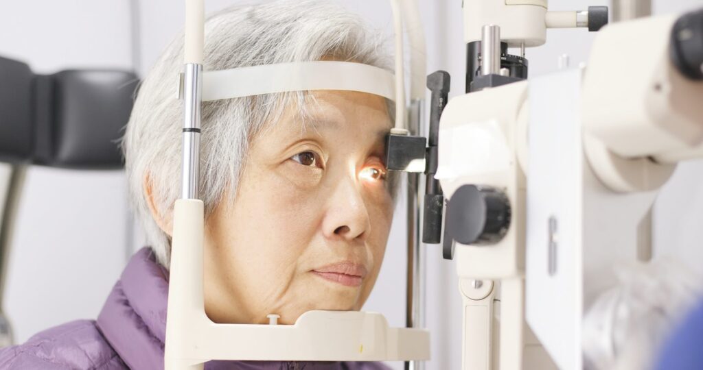 People with glaucoma need to have their eyes examined to determine appropriate treatment methods