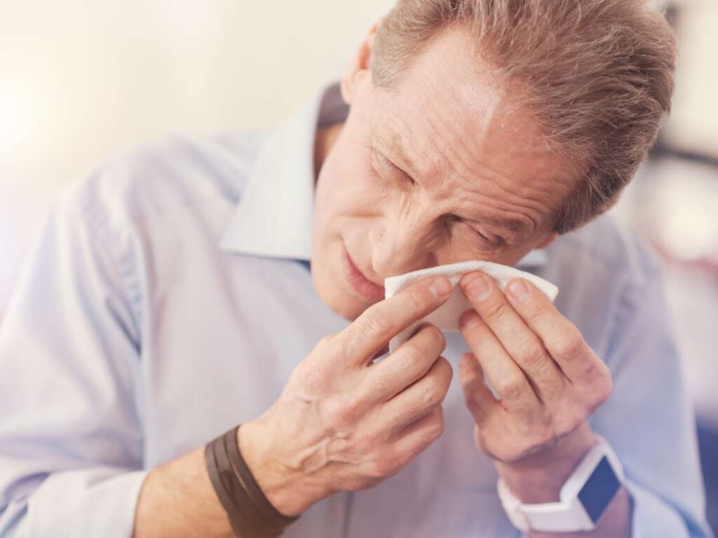 Cao tuổi là một yếu tố nguy cơ làm giảm khả năng tiết nước mắt. Khô mắt thường gặp hơn ở những người từ 50 tuổi trở lên;