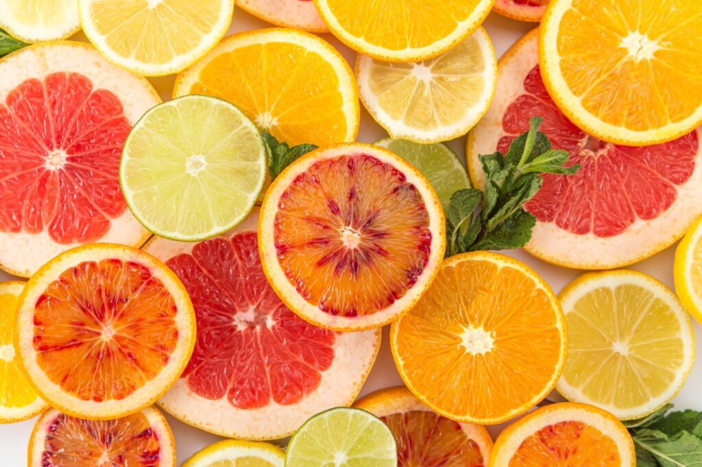 Người bệnh nên bổ sung các chất dinh dưỡng tốt cho mắt như Omega 3, axit amin, vitamin A - B - C có trong các loại rau xanh, hải sản, các loại hạt, các loại hoa quả có màu cam vàng. 