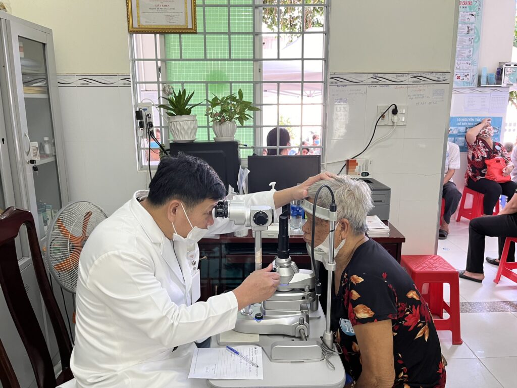 Specialist Level I Doctor Tran Quoc Binh is examining an elderly patient