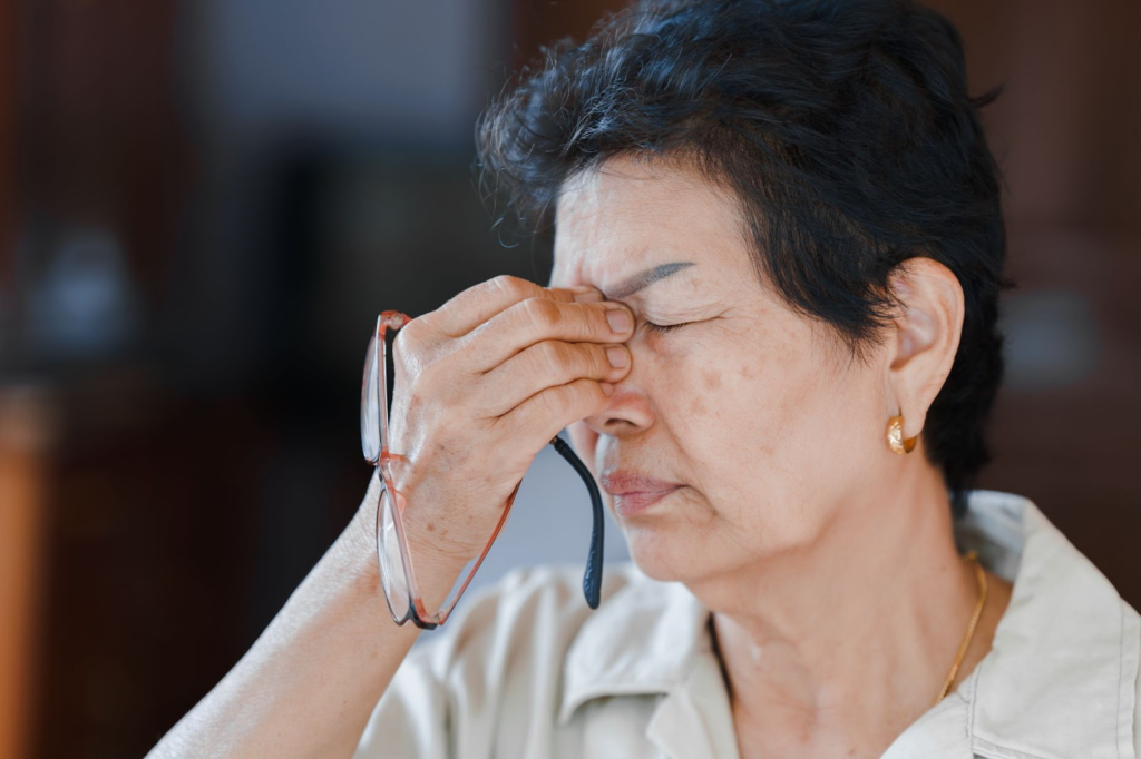Prima Saigon: People with cataracts have a feeling of glare, even pain when looking at light sources.