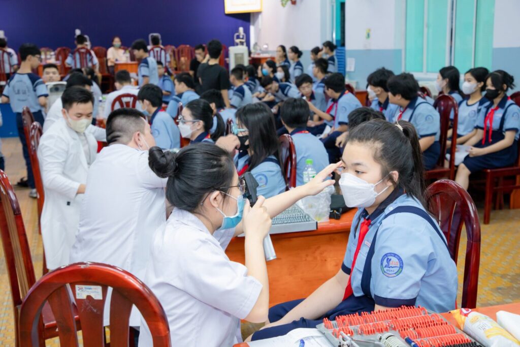 Trung tâm Y khoa Prima Sài Gòn khởi động chương trình "Chăm mắt khỏe - Sáng tương lai" cho 1200 học sinh THCS- Ảnh 2.