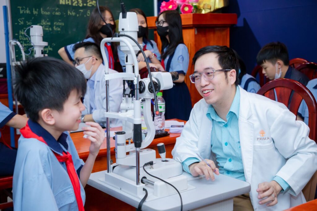 A Prima Saigon doctor examines the eyes of a student from Lê Lợi Secondary School.