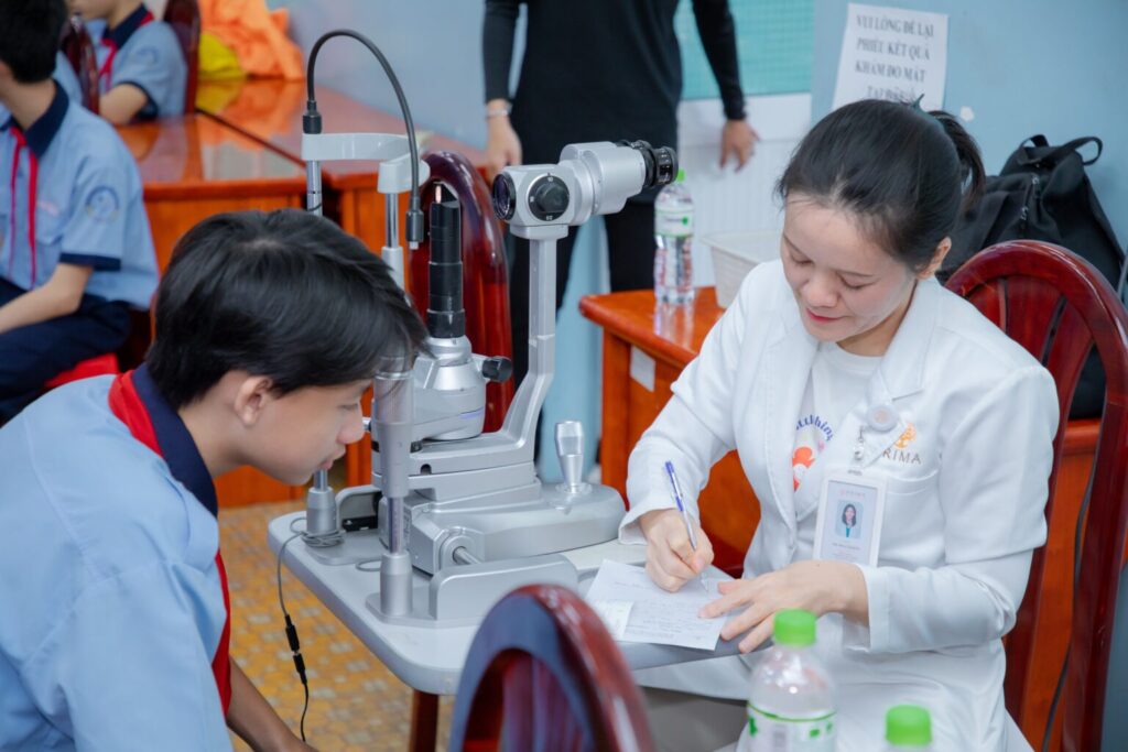 Prima Saigon holds "Healthy Eyes - Bright Future" program for 1,200 secondary students