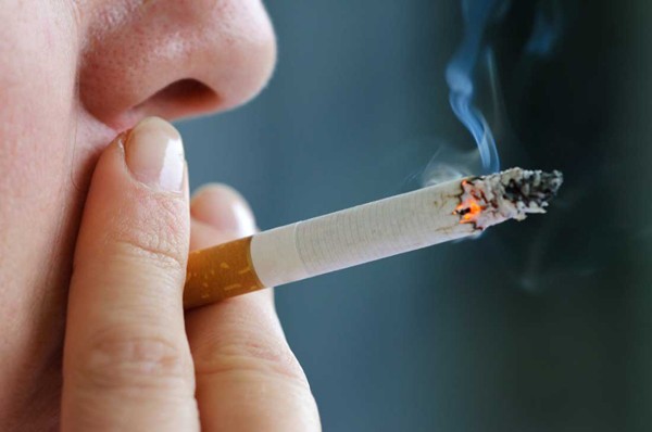 Hút thuốc dễ gây bệnh đục thủy tinh thể người trẻ