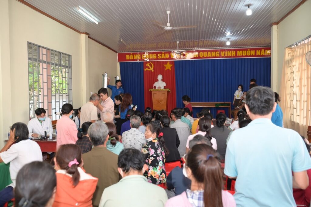 Hoạt động thăm khám, tầm soát và tư vấn các bệnh lý mắt cho hơn 500 người cao tuổi tại Bình Phước